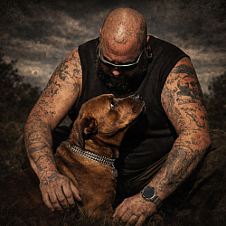 This image shows what leadership looks like when it is real. No commands. No tension. No performance. A calm, grounded human presence and a dog that chooses connection over uncertainty. Trust is not demanded here — it is the result of consistency, structure, and time. This moment was not staged. It is the outcome of clear leadership and responsibility maintained long before the camera was present. MANA ALPHA does not train for obedience alone. It builds relationships where control is unnecessary because structure already exists.