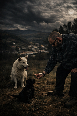 This image shows where leadership begins. A puppy does not need commands or pressure. It needs clear guidance, calm presence, and consistency from the first moment. Structure is introduced early, not to control, but to create security. Through timing, direction, and responsibility, the foundation for a stable dog is built. MANA ALPHA starts before habits become problems.