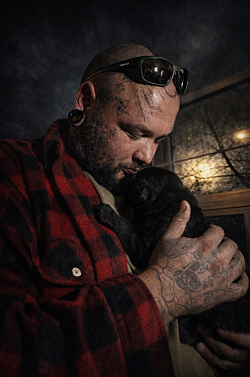 Joe with Torro — the beginning of the path. Torro, a Serra da Estrela puppy, joins the MANA ALPHA team from the first moment with structure, calm presence, and responsibility. There is no training here yet, no expectations — only guidance, security, and leadership. This moment is about connection before correction. Trust before demands. Foundation before work. At MANA ALPHA, dogs are not shaped later to fit structure. They grow within it from the start.